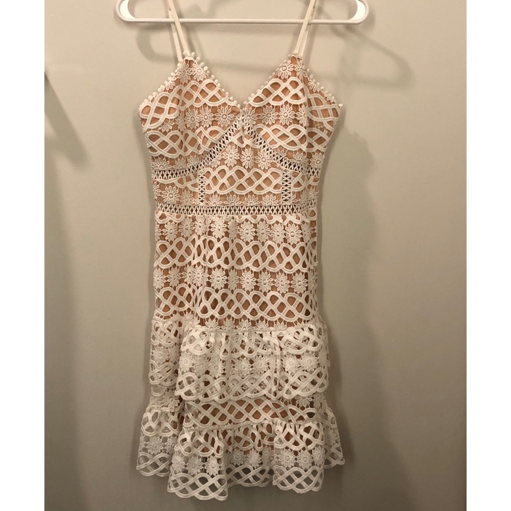 Lulu’s white dress